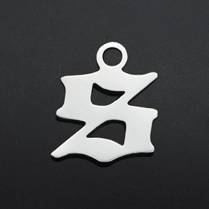 Makroaufnahme eines gotischen S-Anhängers aus silbernem Edelstahl für DIY-Schmuck