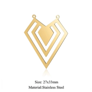 Vista dettagliata del pendente geometrico a V in acciaio inossidabile dorato da 27x33mm