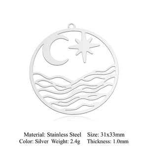 Détail du pendentif en acier inoxydable argenté ajouré avec lune étoiles et vagues