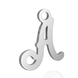 Vue détaillée du pendentif lettre A en acier inoxydable argenté avec finition polie