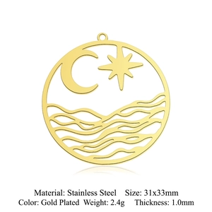 Vue détaillée du pendentif évidé soleil et lune en acier inoxydable plaqué or 31x33mm