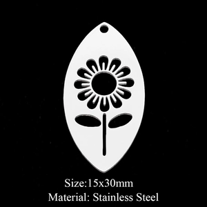 Vue macro du pendentif fleur ovale 15x30mm en acier inoxydable avec motif marguerite