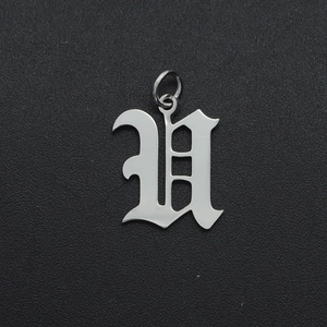 Detail van gepolijst roestvrijstalen gotische letter U-hanger voor DIY sieraden