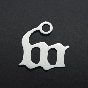 Polierter silberner Edelstahl Gothic Buchstabe M Anhänger mit Ring für DIY Schmuckherstellung
