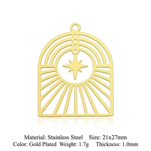 Détail macro du pendentif étoile en acier inoxydable plaqué or de 21x27 mm