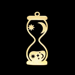 Detalle del colgante de reloj de arena de acero inoxidable dorado con estrellas y luna