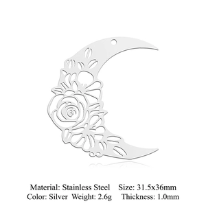 Détail du pendentif lune avec motifs de roses et dimensions de 31,5 x 36 mm