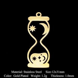 Vista detallada del colgante de reloj de arena en acero dorado con calados de luna y estrellas