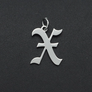 Macro-opname van gotische roestvrijstalen letter X hanger voor DIY sieraden in zilver