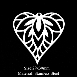 Vue macro du pendentif cœur en acier inoxydable 29x30mm avec motif floral ajouré