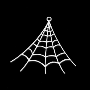 Primer plano del colgante de telaraña de acero inoxidable con diseño calado pulido