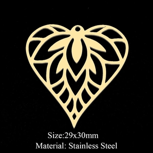 Détail d'un pendentif coeur doré 29x30mm en acier inoxydable avec découpes de veines