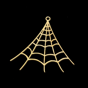 Vista detallada de un colgante de telaraña de acero inoxidable dorado pulido