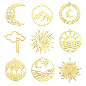 Lot de 9 pendentifs en acier doré avec motifs découpés de lune, soleil et montagnes