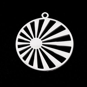Vue rapprochée du pendentif en acier inoxydable argenté avec motif de rayon de soleil