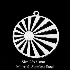 Vue macro du pendentif soleil 28x31mm en acier inoxydable au design radial évidé