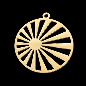 Vue macro du pendentif soleil en acier inoxydable doré avec des découpes radiales