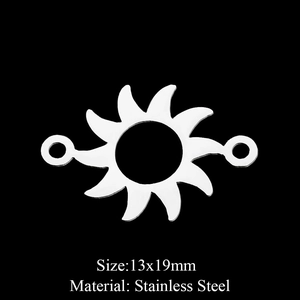 Dettaglio pendente sole 13x19mm in acciaio inossidabile con 8 raggi su sfondo nero