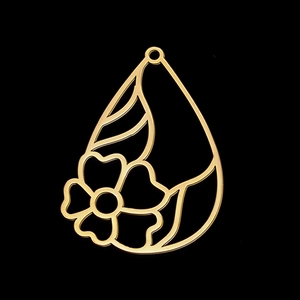Detalle del colgante de lágrima dorado calado con intrincado diseño de flores y hojas