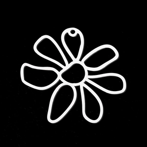 Vue macro d'un pendentif fleur en forme d'éventail avec découpes géométriques et fini lisse
