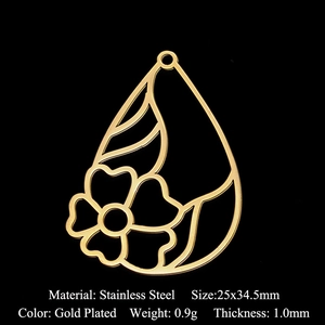 Detalle del colgante de gota floral hueca en acero inoxidable chapado en oro, 25x34,5 mm