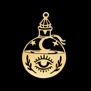 Detalle del colgante de botella mágica dorada con motivos de luna y estrellas