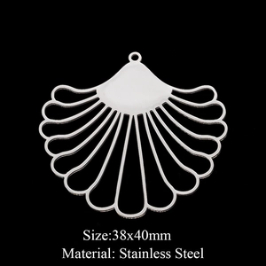 Vue détaillée du pendentif éventail en acier inoxydable argenté de 38x40mm avec trou