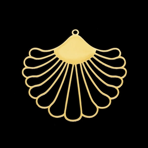 Détail d'un pendentif en métal doré en forme d'éventail avec des lignes radiales