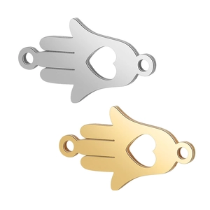 Detalle de conectores Mano de Fátima en oro y plata con corazón para creación de joyas
