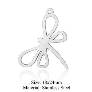 Détail macro du pendentif libellule en acier inoxydable 18x24mm pour bijoux DIY