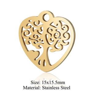 Dettaglio del ciondolo cuore albero della vita in acciaio inossidabile dorato 15x15,5 mm