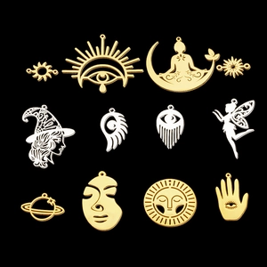 Pendenti Mistici Traforati in Acciaio Inossidabile Sole Luna Strega Fata Viso Astratto Occhio del Diavolo Charms per Fai da Te Accessori Gioielli