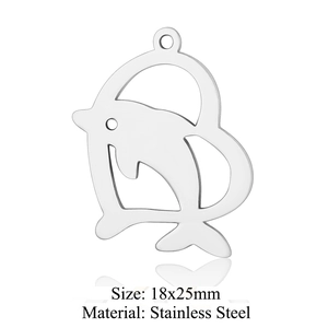 Vue macro détaillée du pendentif dauphin en forme de cœur en acier inoxydable poli
