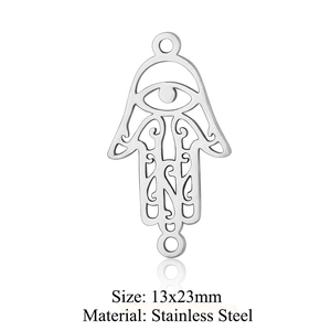 Dettaglio macro del ciondolo Mano di Fatima in acciaio con occhio greco e 13x23mm di misura