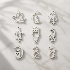 Vue détaillée de divers pendentifs animaux en acier inoxydable pour bijoux DIY