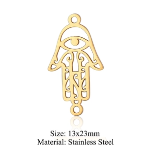 Dettaglio del ciondolo Mano di Fatima 13x23mm in acciaio inossidabile dorato traforato