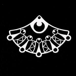 Vue macro du pendentif en acier inoxydable en forme d'éventail à sept anneaux