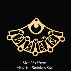 Détail macro du pendentif en acier inoxydable en forme d'éventail de 26x37mm