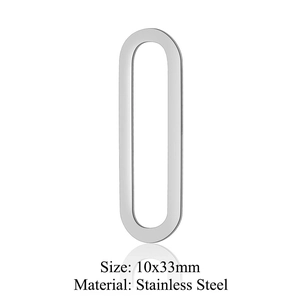 Makroaufnahme von ovalem Edelstahl-Schmuckanhänger, 10x33mm groß in silberner Stahlausführung