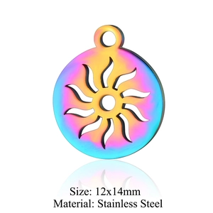 Makroaufnahme von 12x14mm Regenbogen-Edelstahlanhänger mit hohlem Sonnendesign