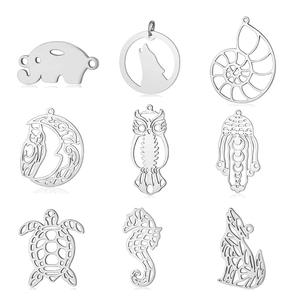 Gros plan détaillé de divers pendentifs animaux en acier inoxydable au design ajouré