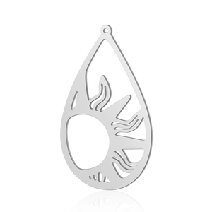 Detalle de un colgante de gota de acero inoxidable con motivos huecos de sol y luna