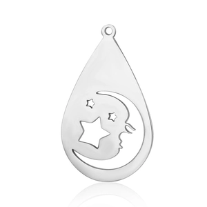 Vista macro detallada del colgante en forma de gota con luna y estrellas en plata pulida