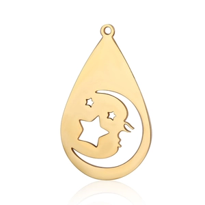 Detalle del colgante gota de acero inoxidable dorado con luna creciente hueca y estrella