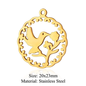 Détail d'un pendentif colibri en acier inoxydable doré 20x23mm avec motif ajouré