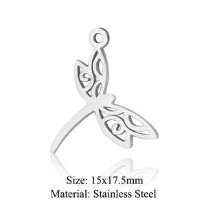 Vue macro d'un pendentif libellule en acier inoxydable 15x17,5mm pour bijoux DIY