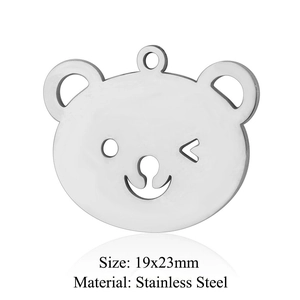 Vue macro détaillée d'un pendentif ours 19x23 mm en acier inoxydable avec finition miroir