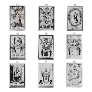 Set mit 9 Edelstahl-Tarot-Anhängern mit klassischen Arcana-Designs in Silberoptik