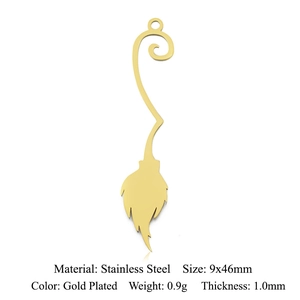 Detailweergave van de vergulde heksenbezem hanger 9x46mm voor DIY sieraden maken projecten
