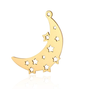Detalle macro del colgante de luna dorada con estrellas caladas para joyería artesanal